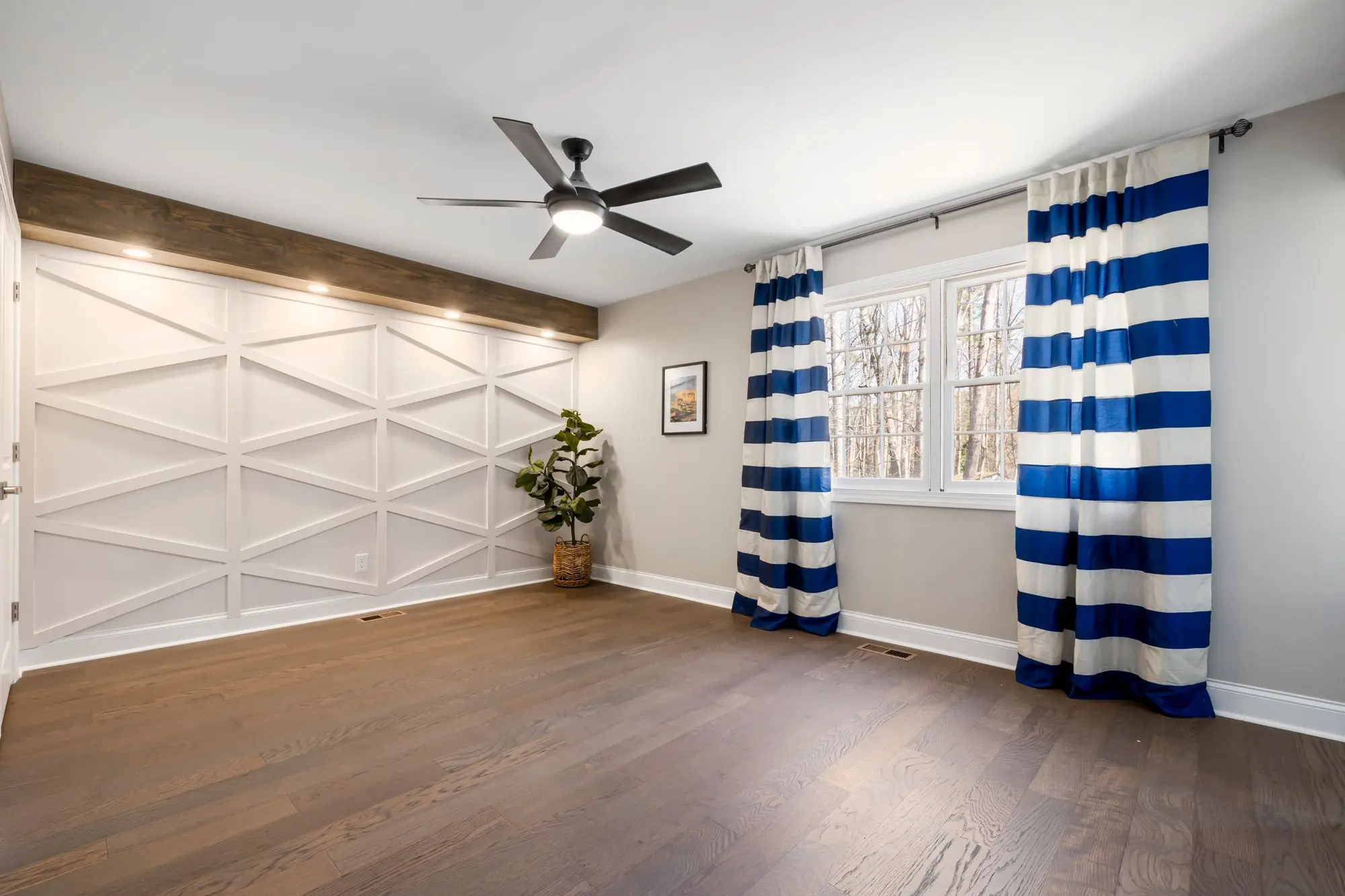 Bright empty room with a smooth white ceiling and tall windows